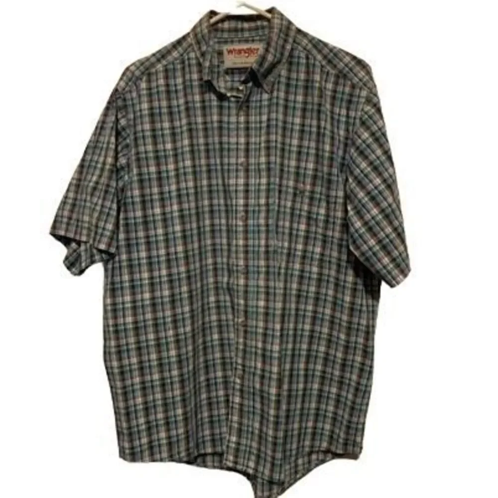 Wrangler Rugged Wear Size Large Plaid Short Sleeved Button Shirt